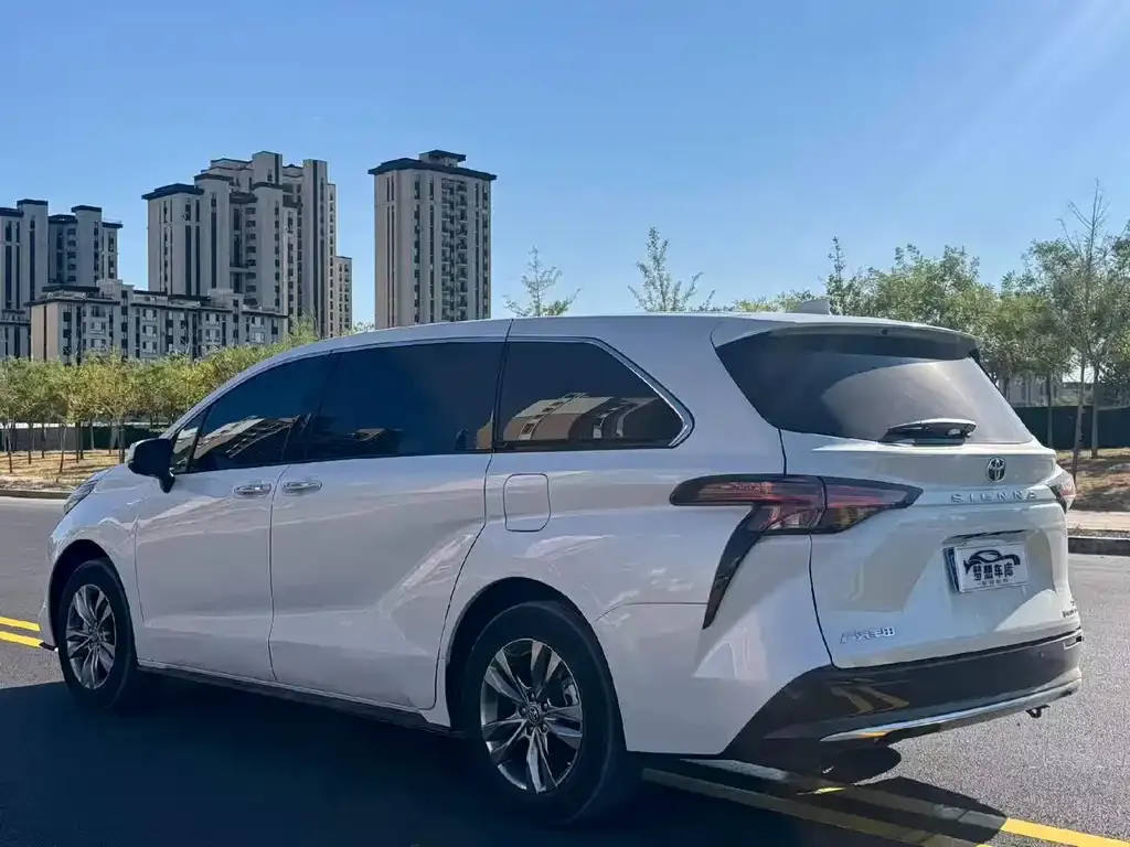 Toyota Sienna — фото 8