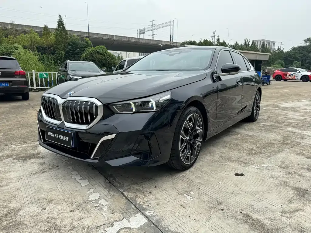 BMW 5 Series — фото 1