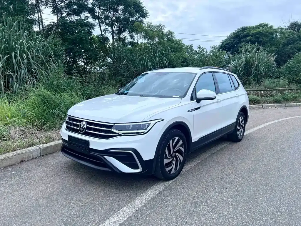 Volkswagen Tiguan L — фото 1
