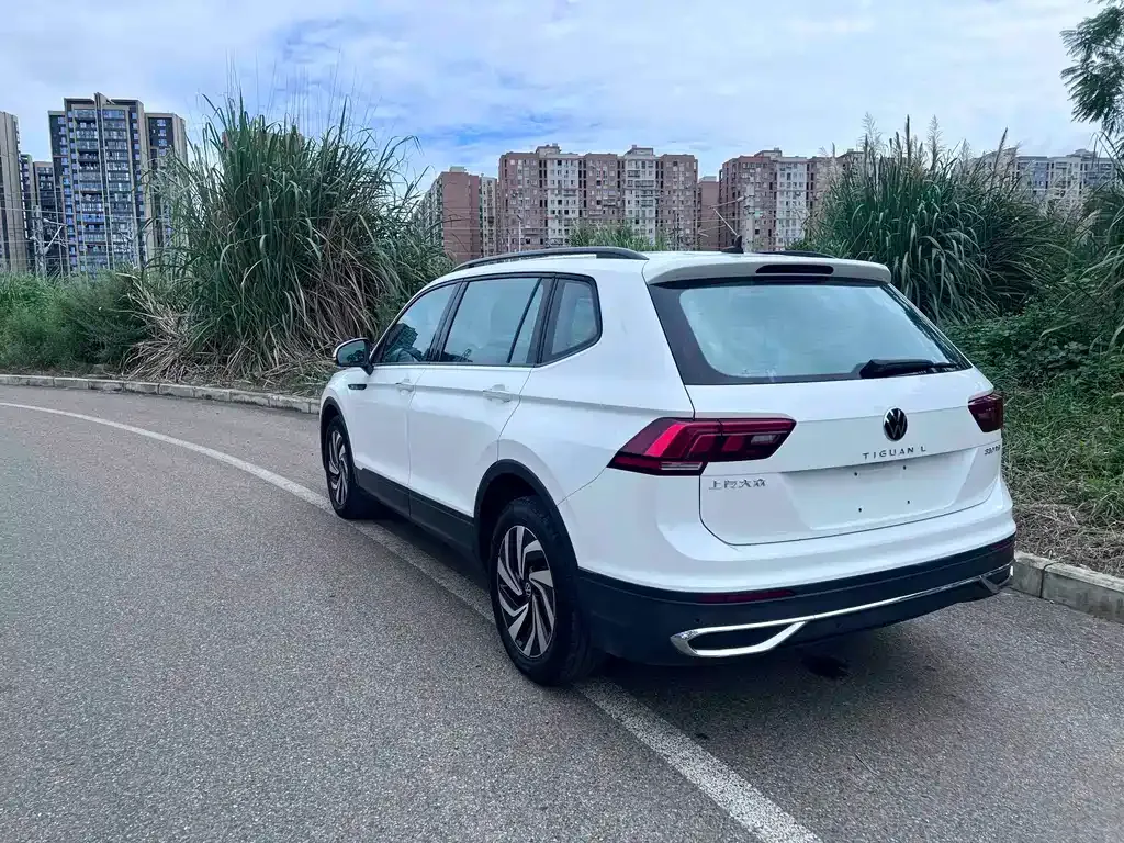 Volkswagen Tiguan L — фото 9