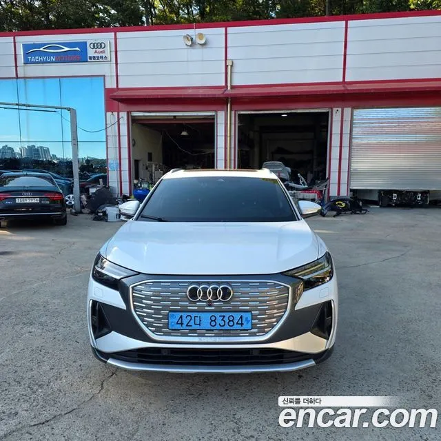 Audi Q4 e-tron — фото 1