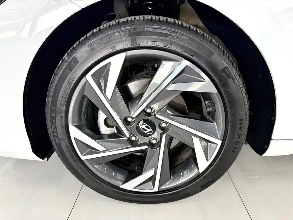 Hyundai Elantra — фото 6