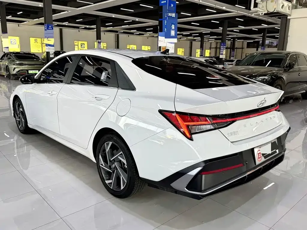 Hyundai Elantra — фото 10