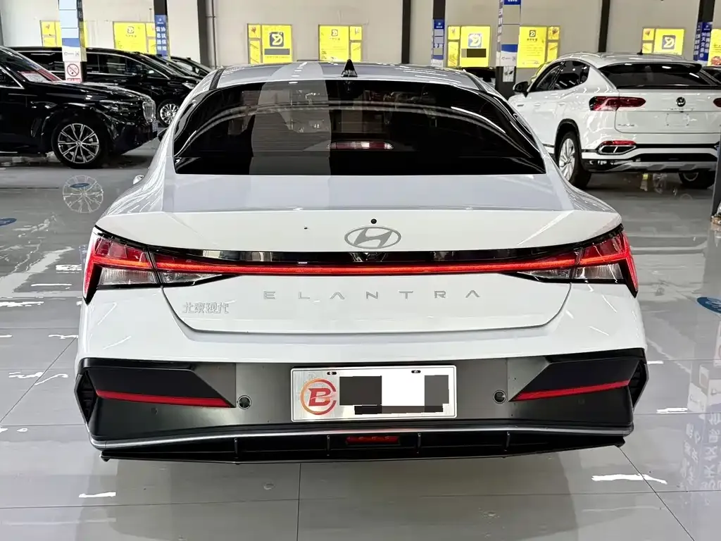 Hyundai Elantra — фото 3