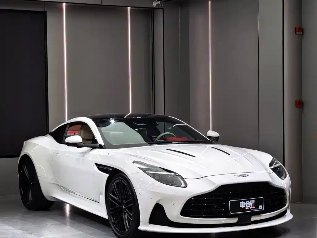 Aston Martin DB12 — фото 1