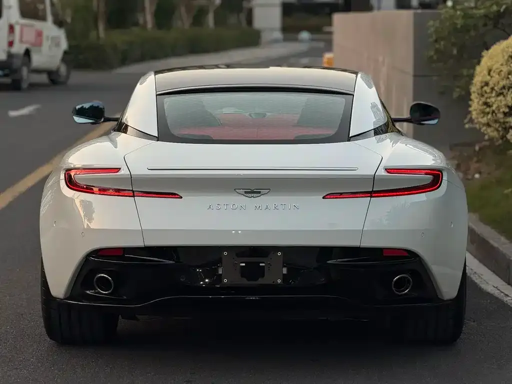 Aston Martin DB12 — фото 2