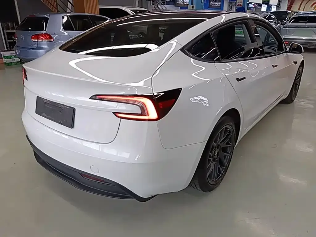 Tesla Model 3 — фото 10