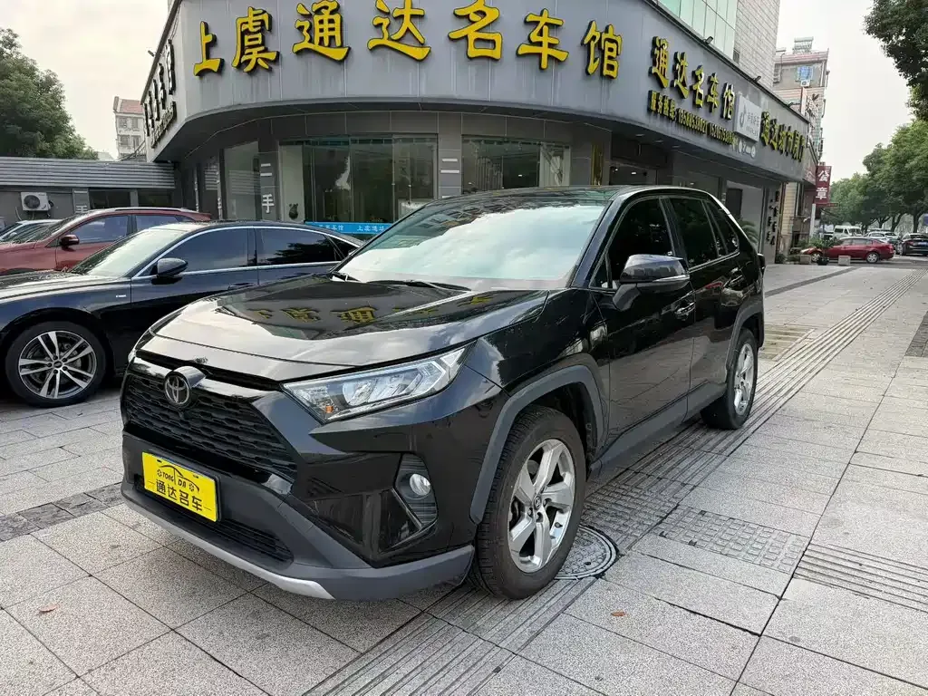 Toyota RAV4 — фото 1