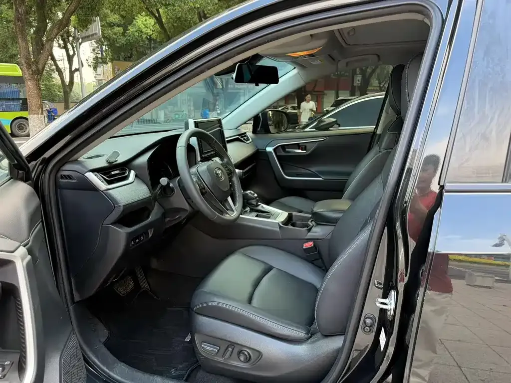 Toyota RAV4 — фото 2