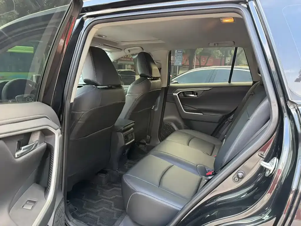 Toyota RAV4 — фото 5