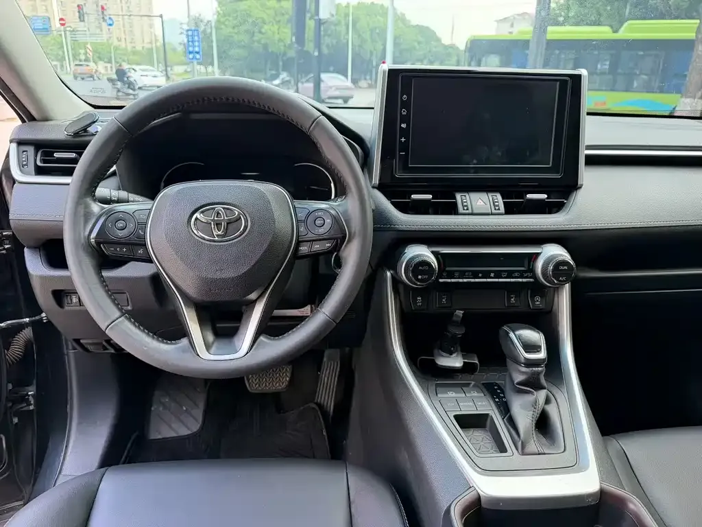 Toyota RAV4 — фото 4