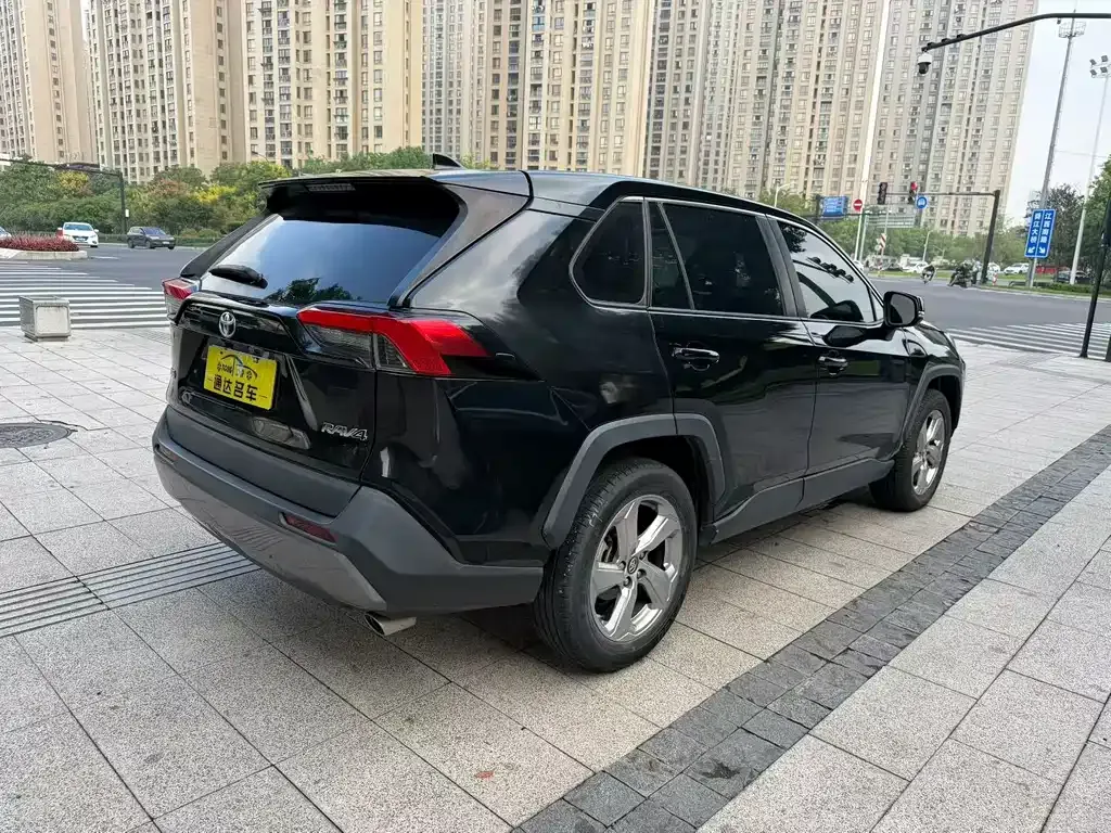 Toyota RAV4 — фото 9