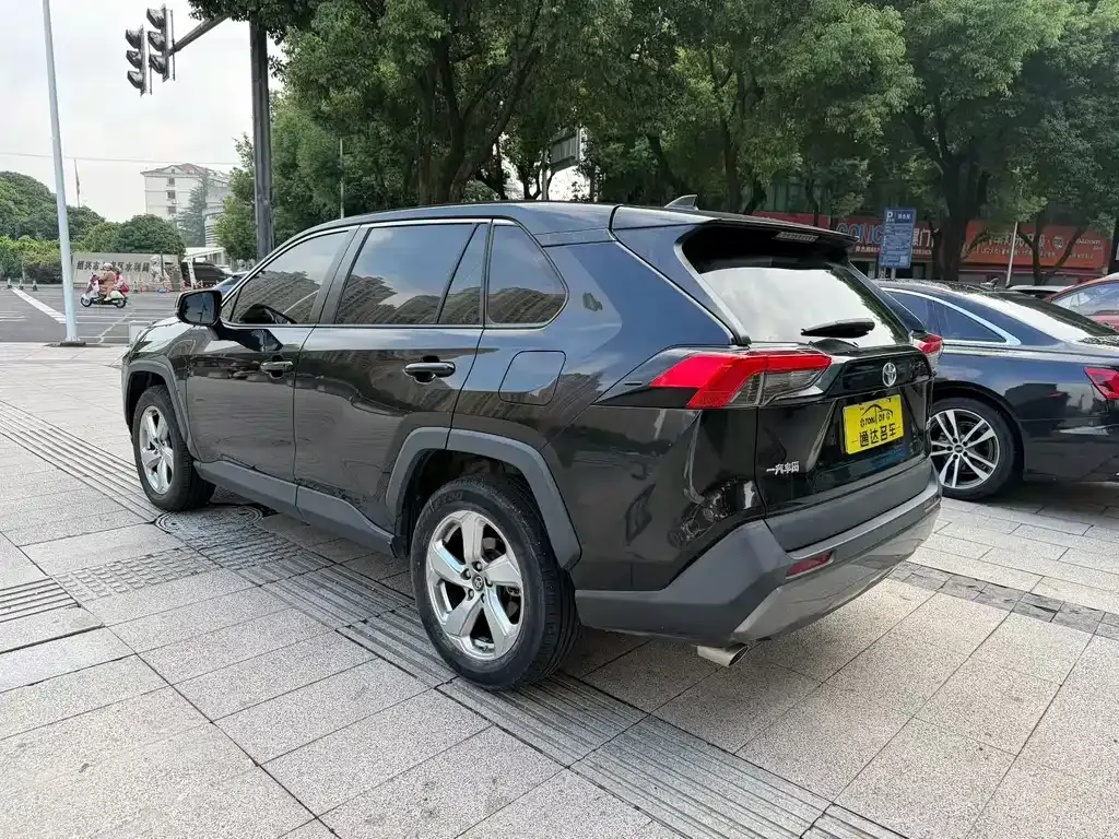 Toyota RAV4 — фото 3