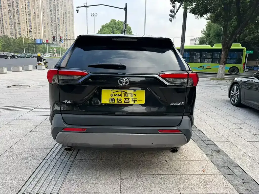 Toyota RAV4 — фото 7