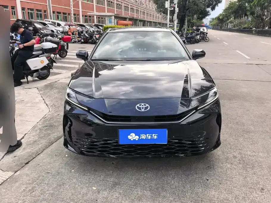 Toyota Camry — фото 3