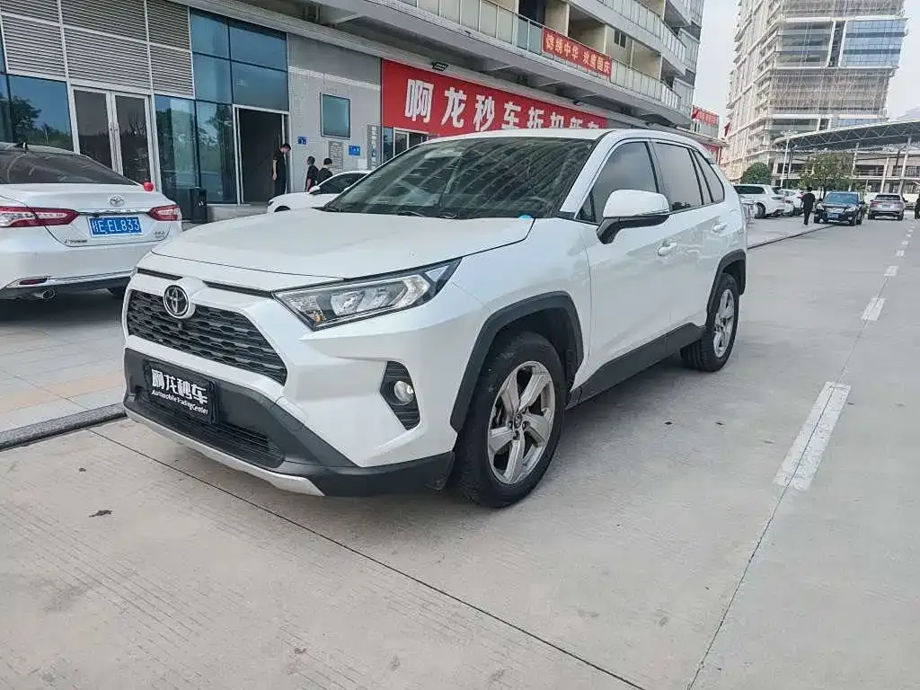 Toyota RAV4 — фото 1