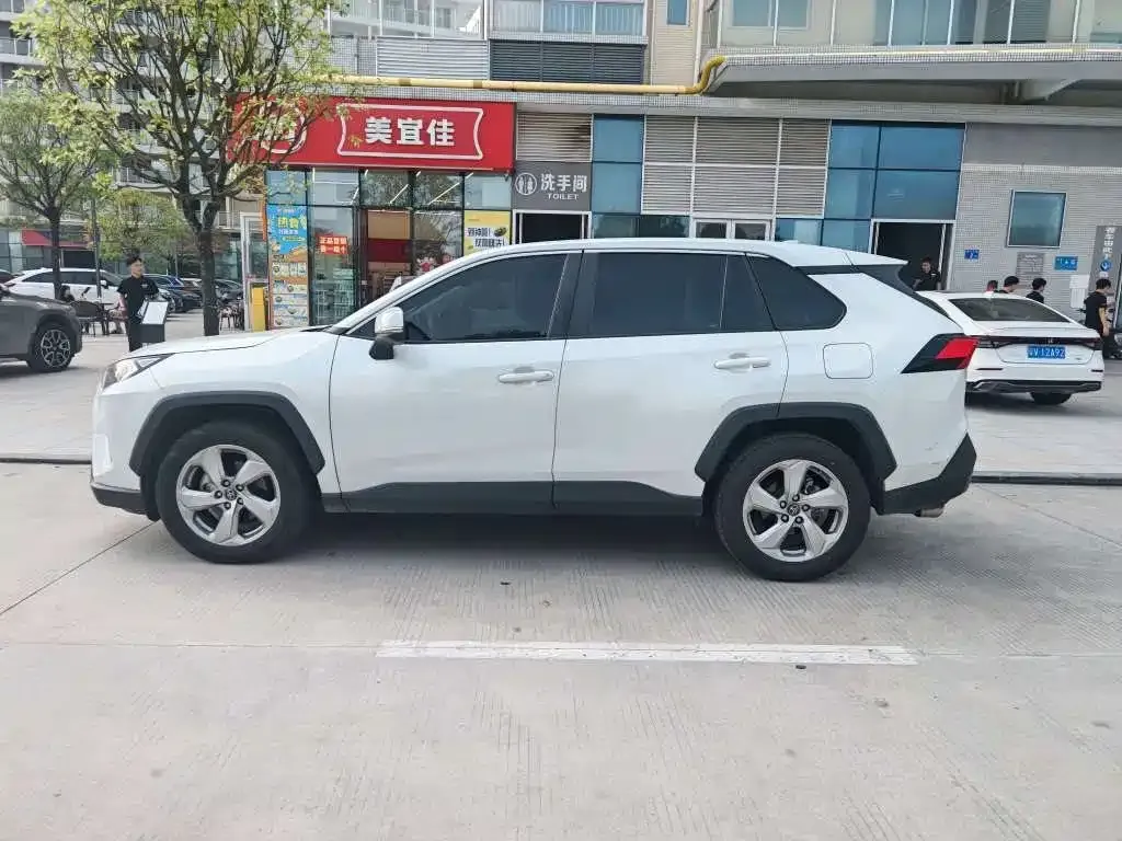 Toyota RAV4 — фото 6