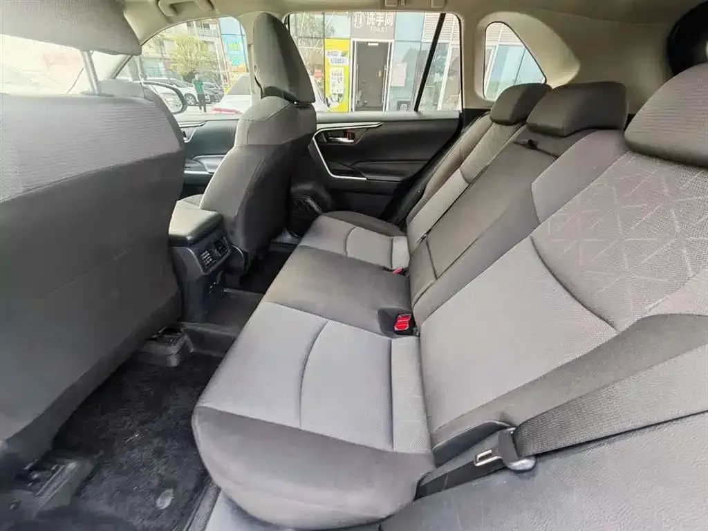 Toyota RAV4 — фото 9