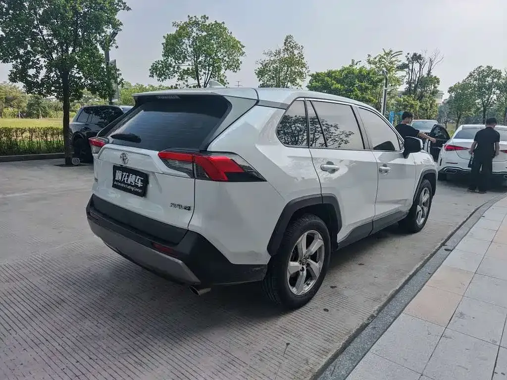 Toyota RAV4 — фото 7