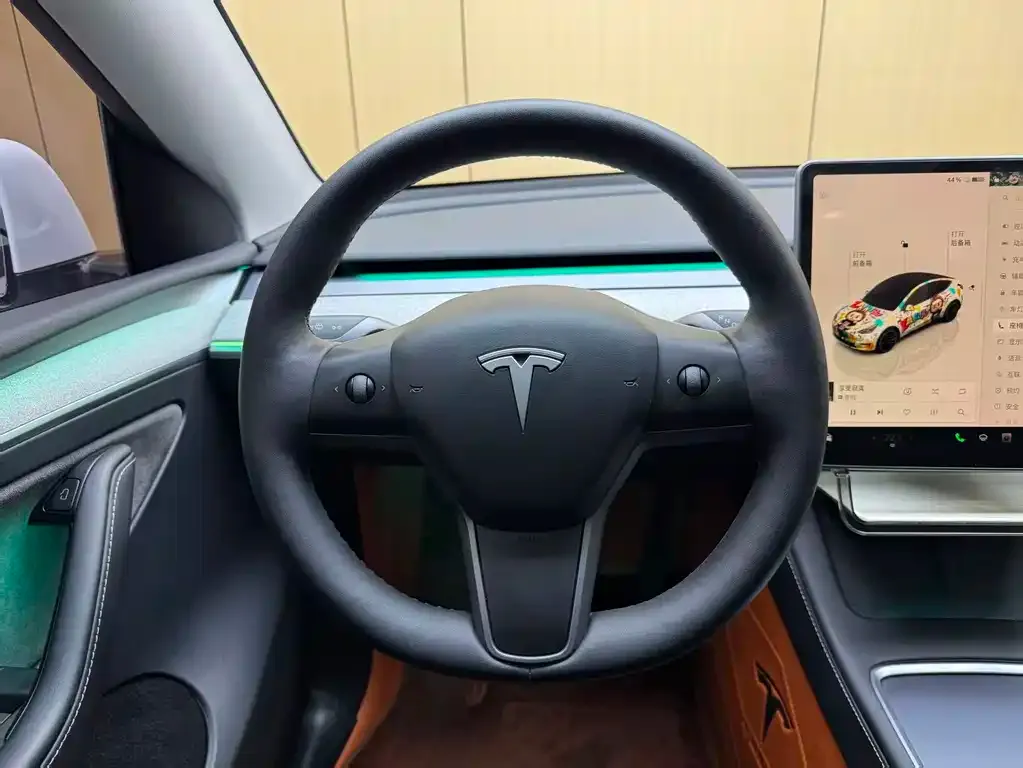 Tesla Model Y — фото 10