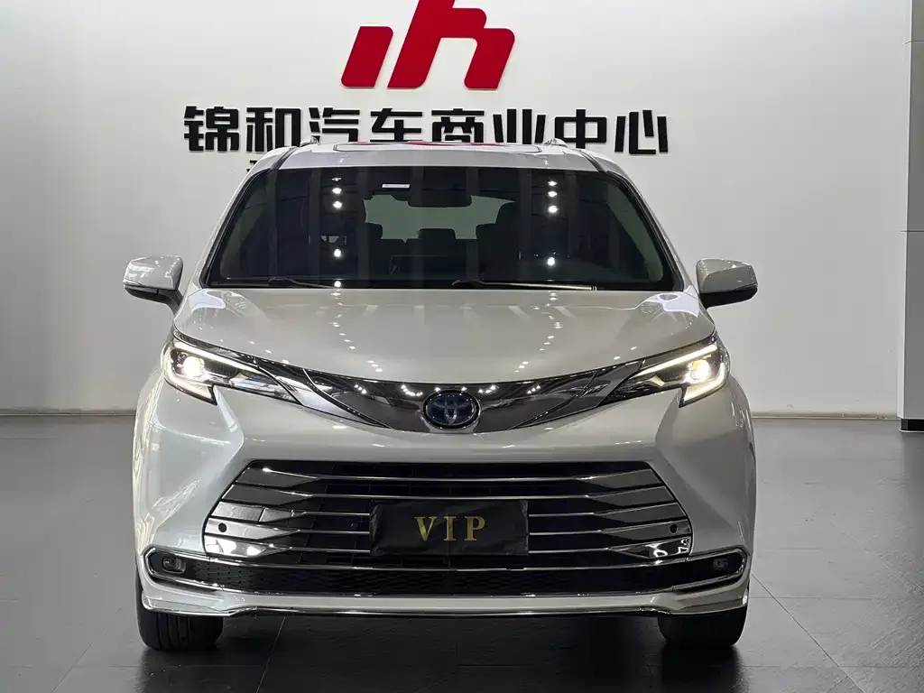 Toyota Sienna — фото 1