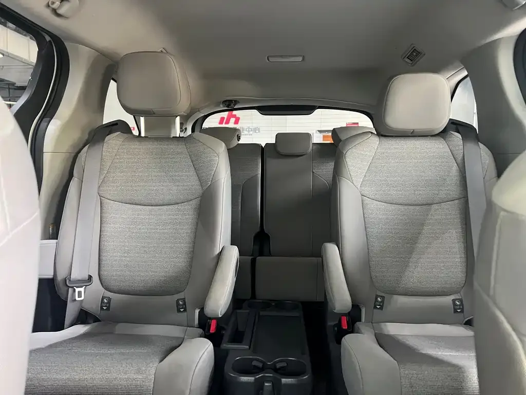 Toyota Sienna — фото 10