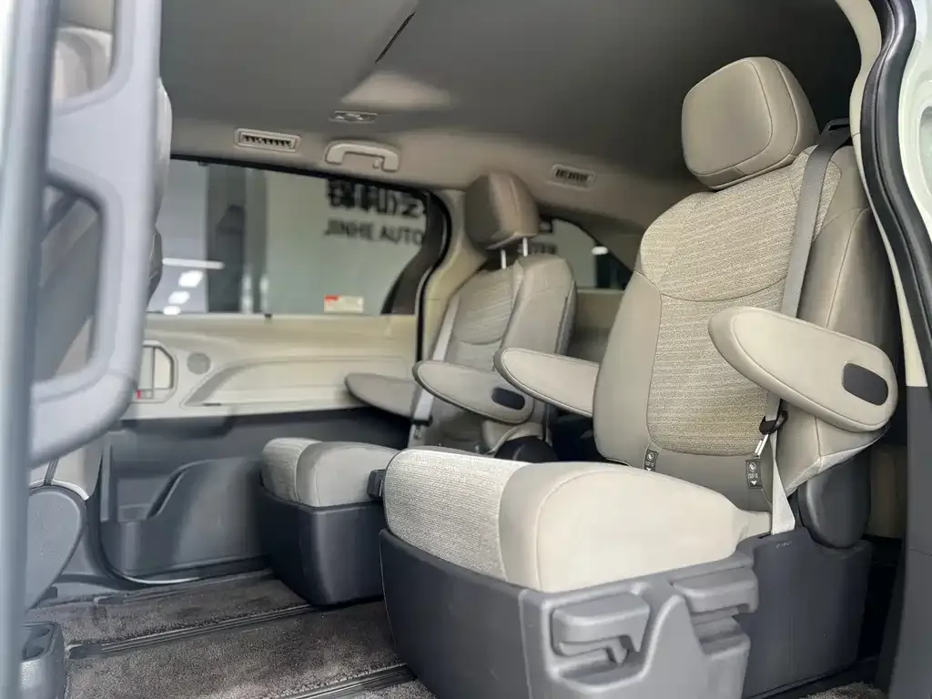 Toyota Sienna — фото 5