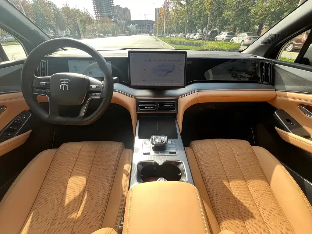 BYD L DM-i — фото 9