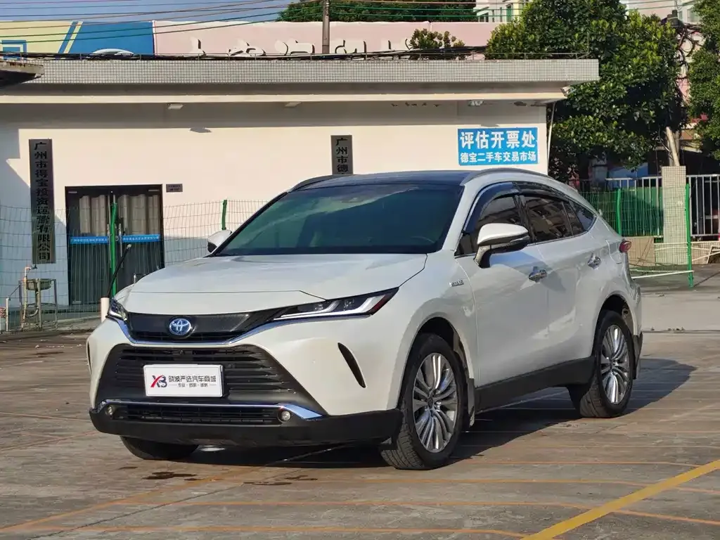 Toyota Harrier — фото 1