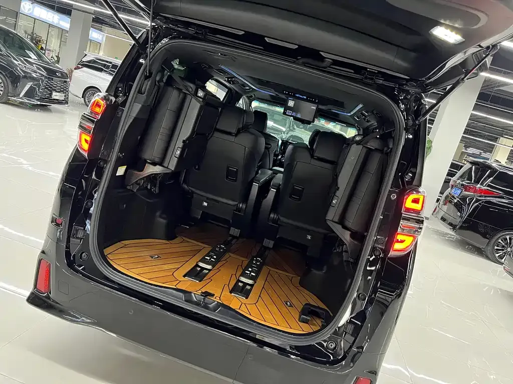 Toyota Vellfire — фото 2