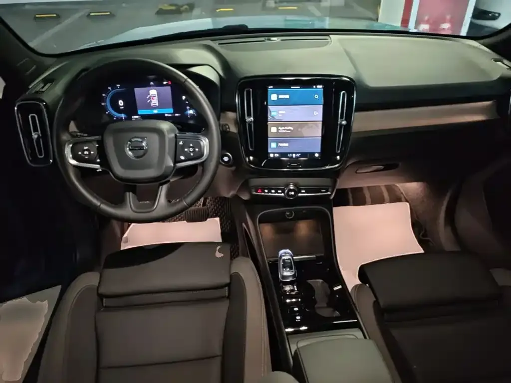 Volvo XC40 — фото 10