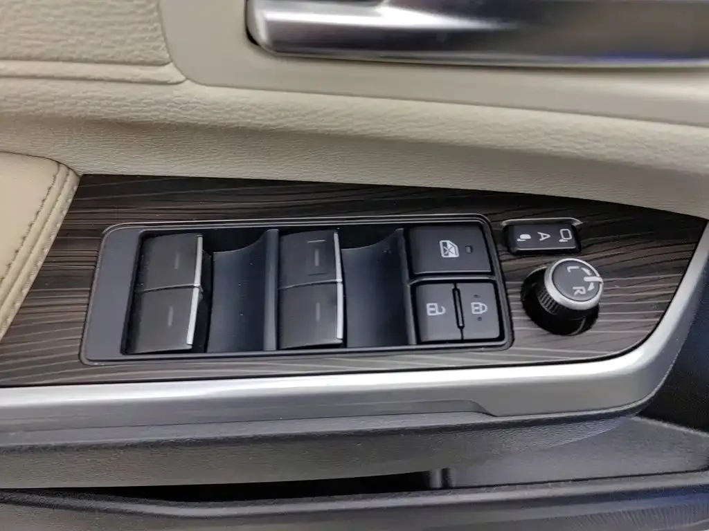 Toyota Sienna — фото 10