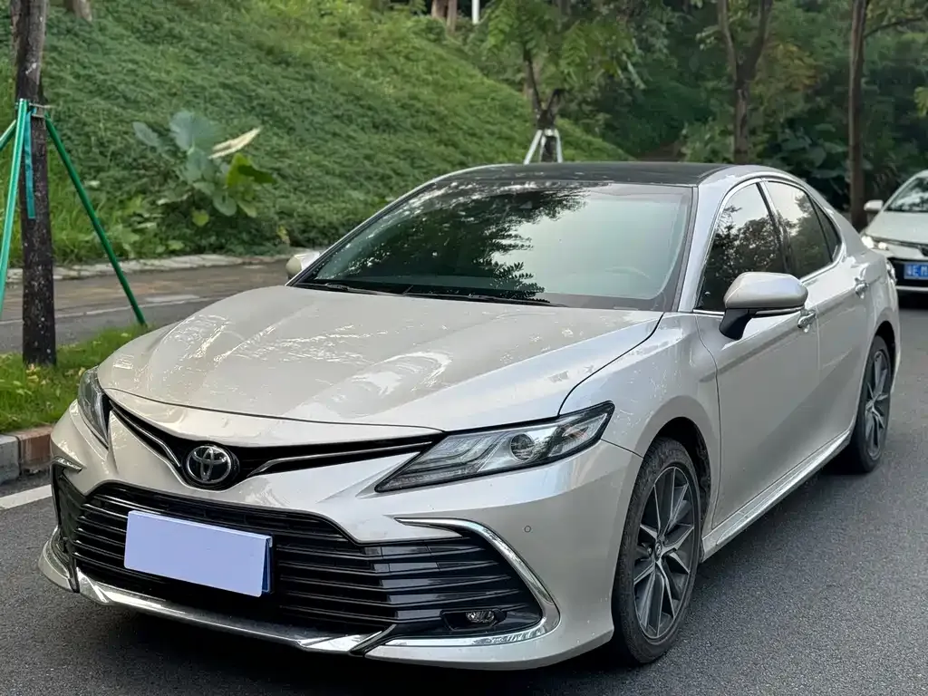 Toyota Camry — фото 1