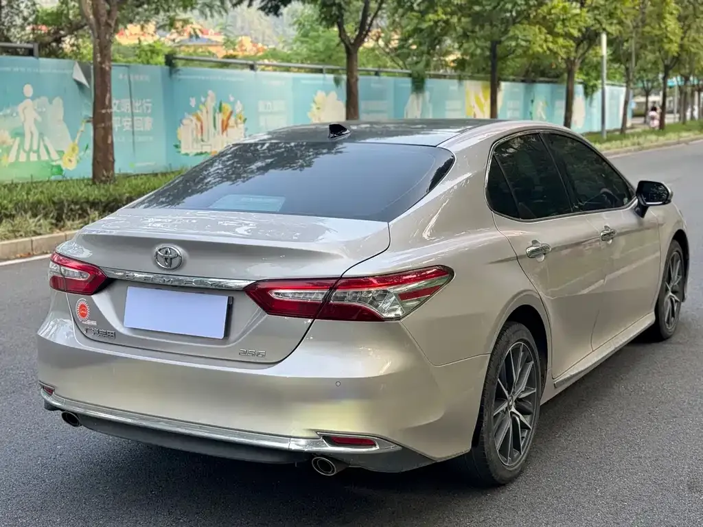 Toyota Camry — фото 5