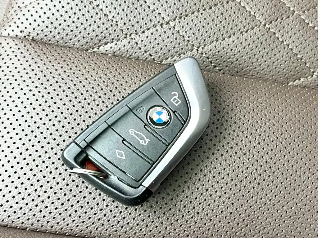 BMW iX3 — фото 10