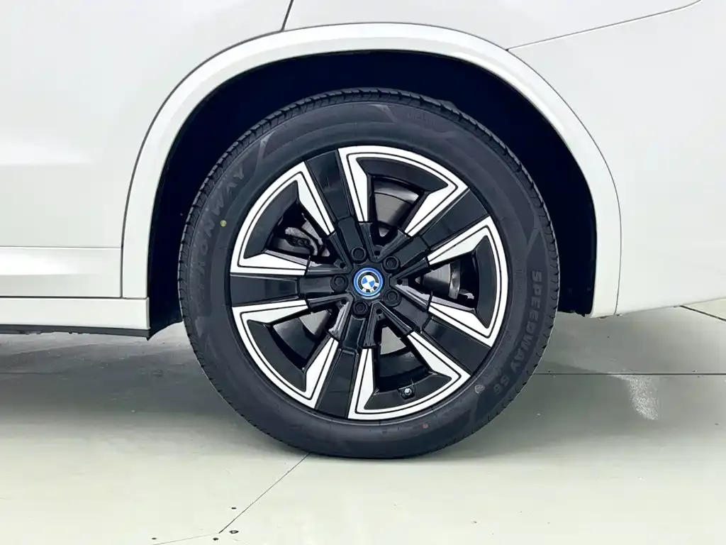 BMW iX3 — фото 9