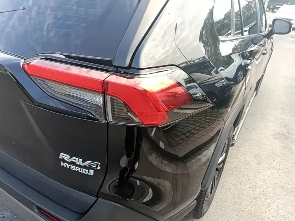 Toyota RAV4 — фото 8