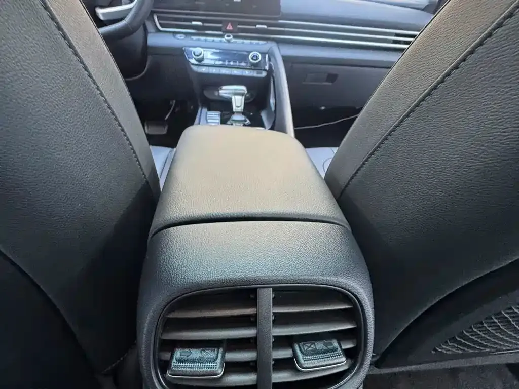 Hyundai Elantra — фото 10