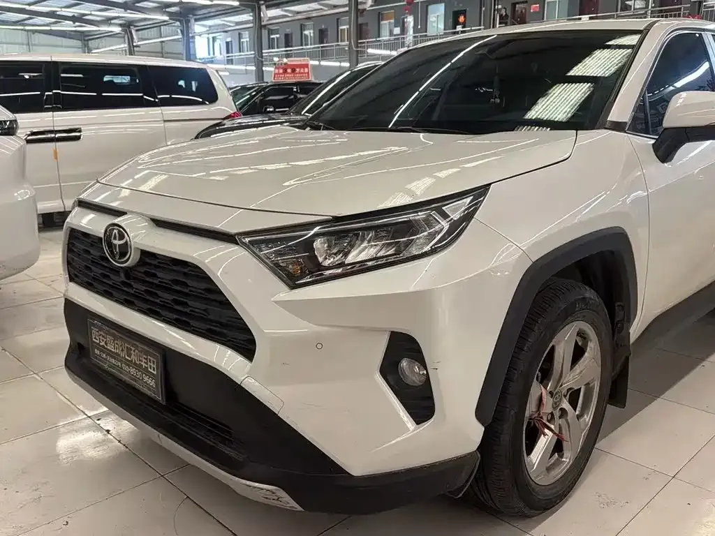 Toyota RAV4 — фото 1