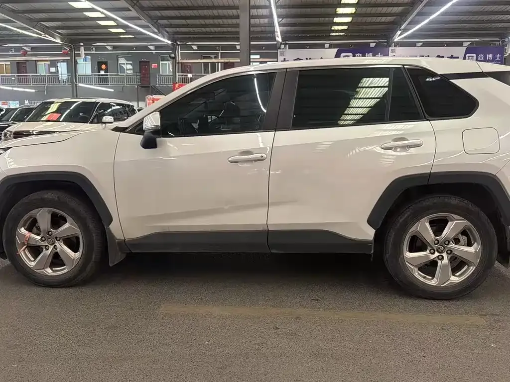 Toyota RAV4 — фото 3