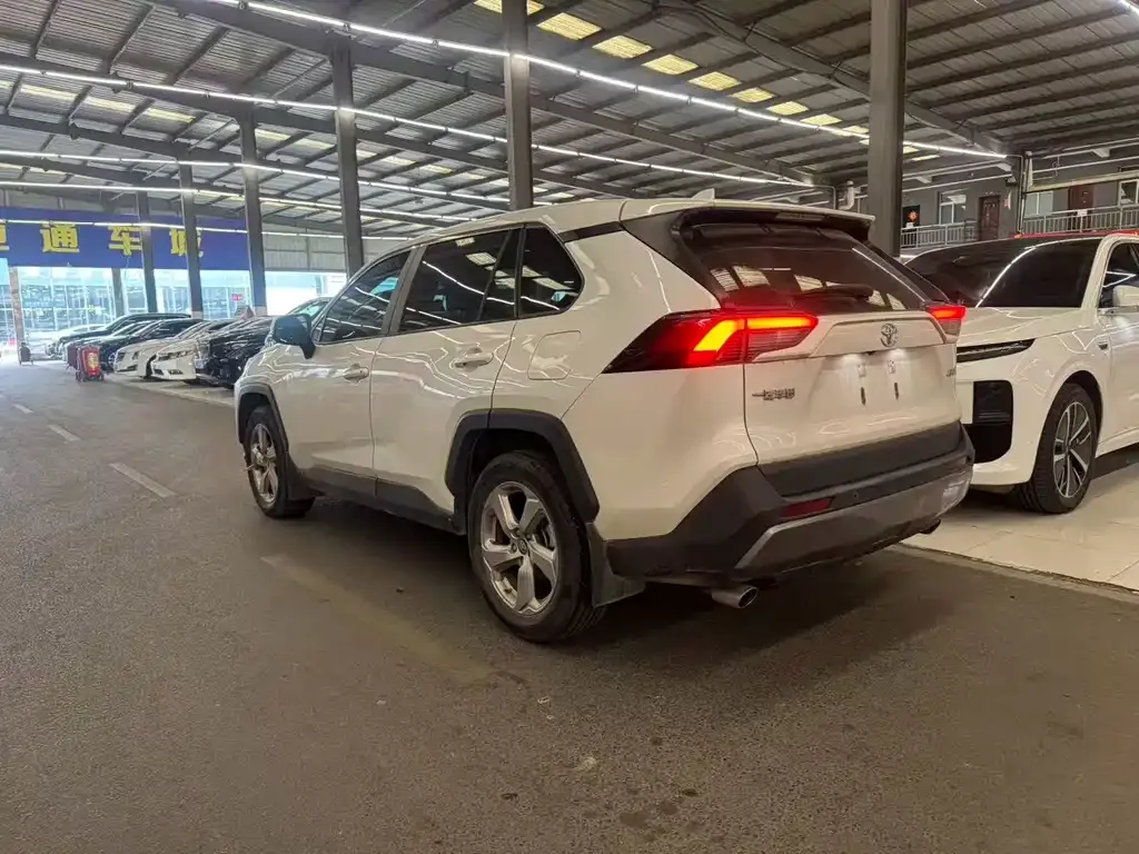 Toyota RAV4 — фото 6