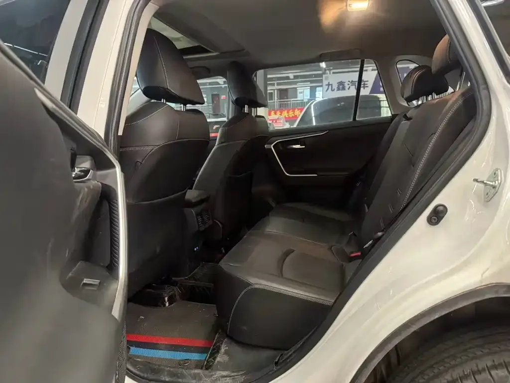 Toyota RAV4 — фото 2