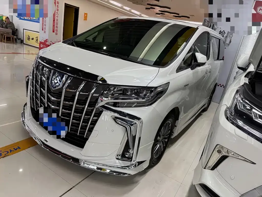 Toyota Alphard — фото 1