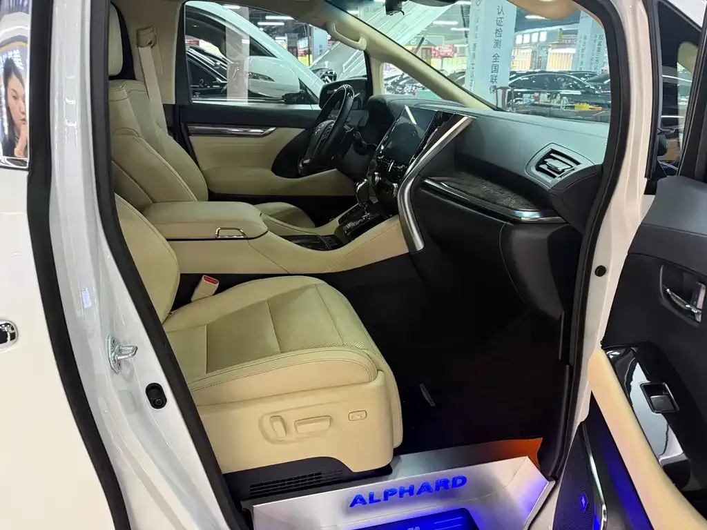 Toyota Alphard — фото 2
