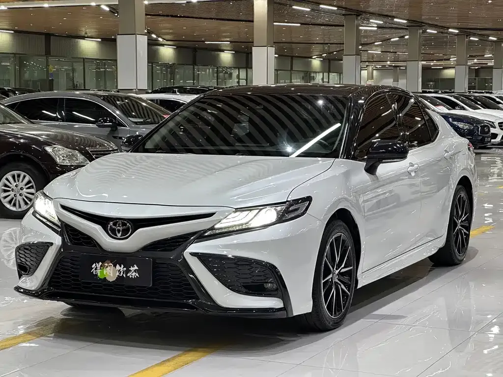 Toyota Camry — фото 1