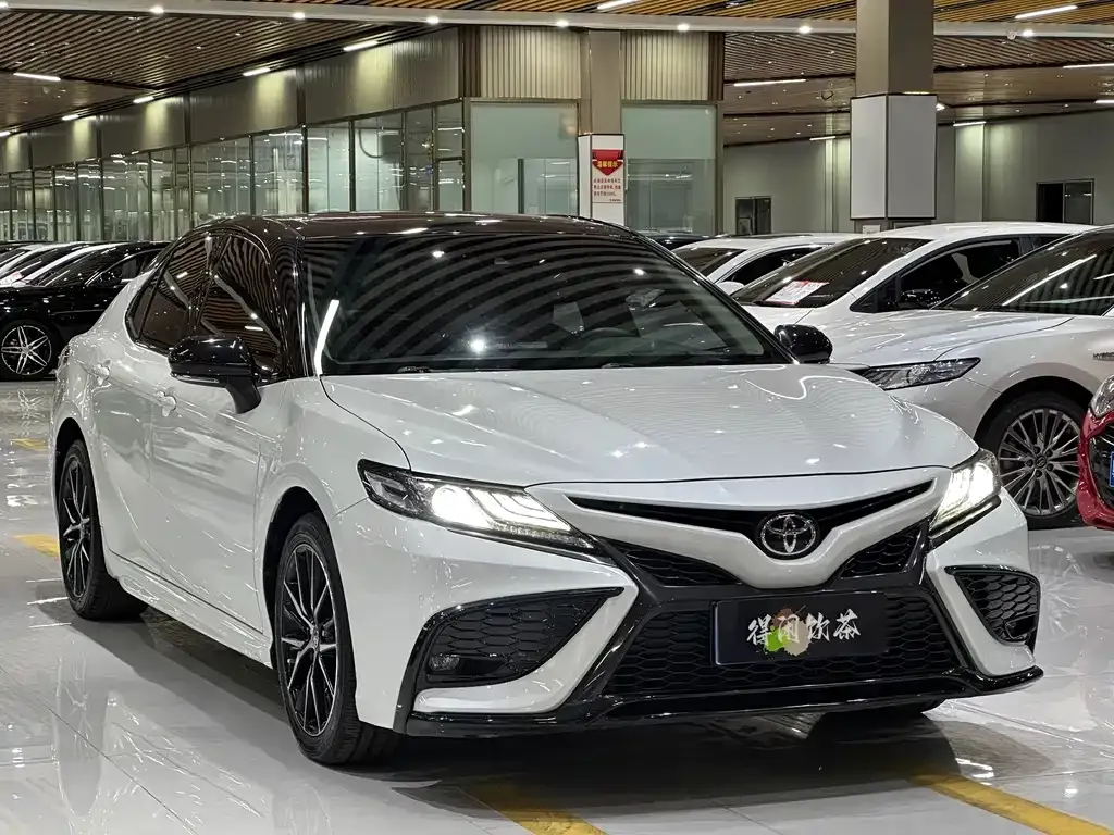 Toyota Camry — фото 4