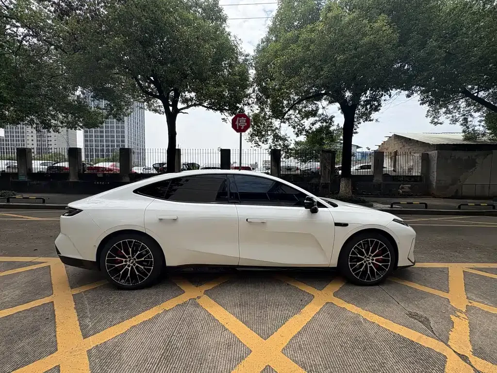 Geely Galaxy E8 — фото 10