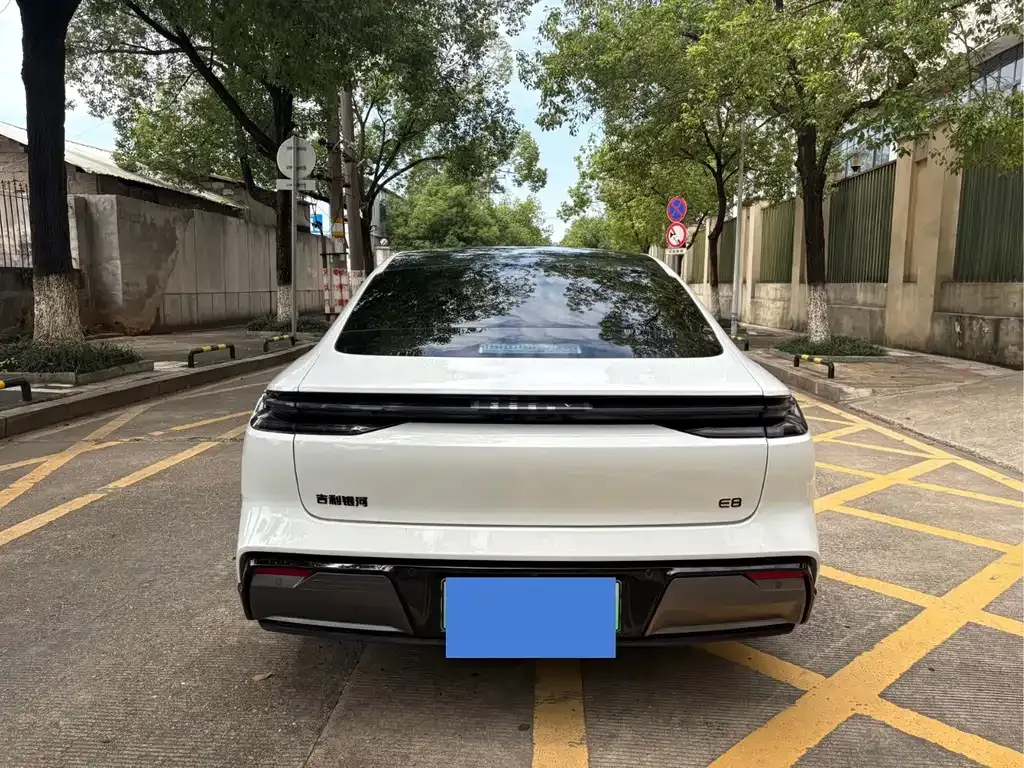 Geely Galaxy E8 — фото 8