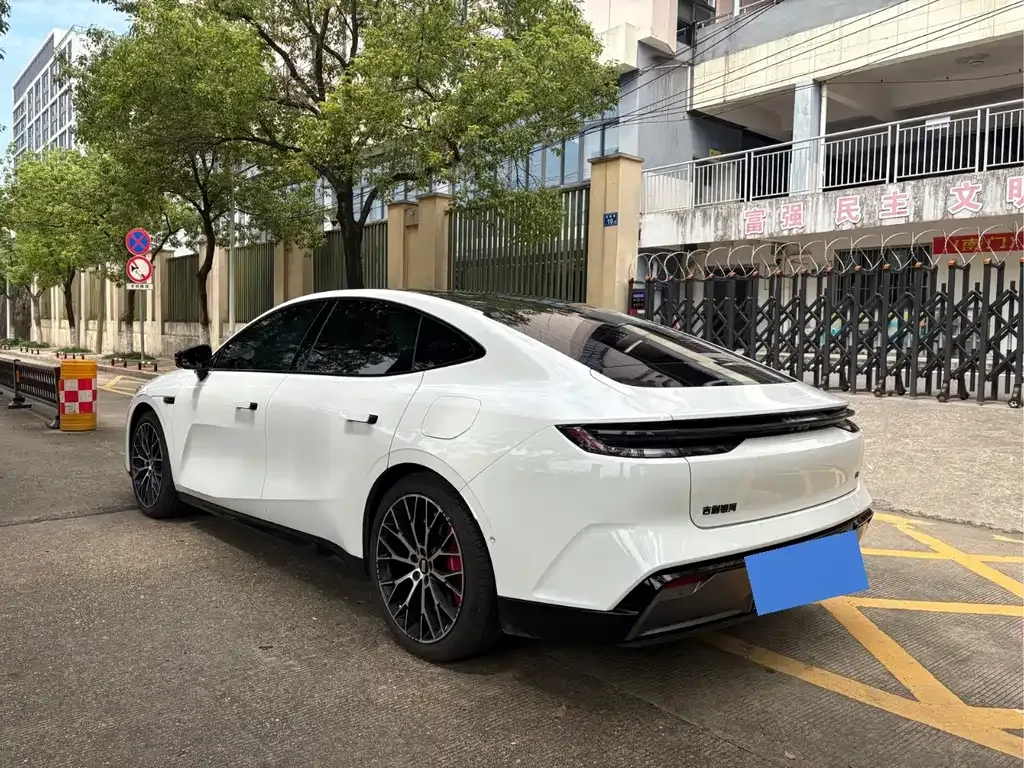 Geely Galaxy E8 — фото 7