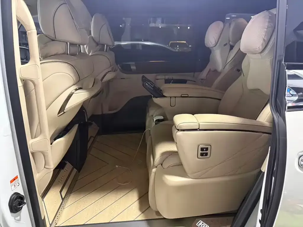 Toyota Alphard — фото 2